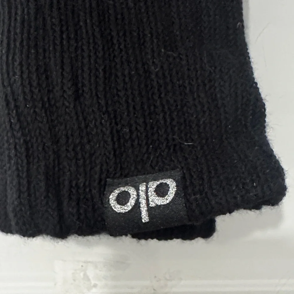 ALO Yoga Unisex Ribbed throwback Socks in Olive & scrunch in Black